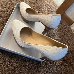 NINE WEST White Fabric 4 1/2" Heels with 1" Platform Size 10 NEW